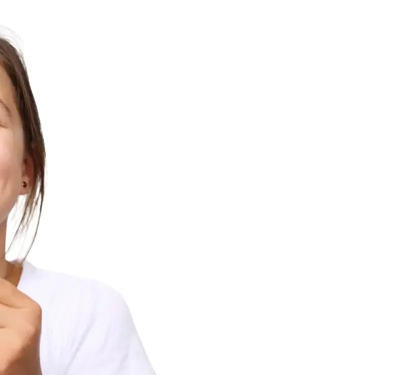 Niña sonriendo con ortodoncia interceptiva en Valencia