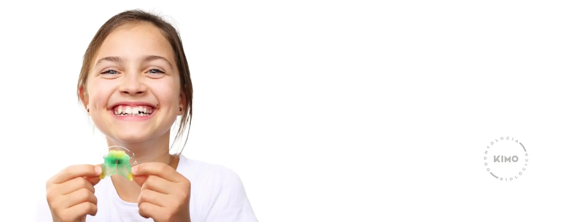 Niña sonriendo con ortodoncia interceptiva en Valencia