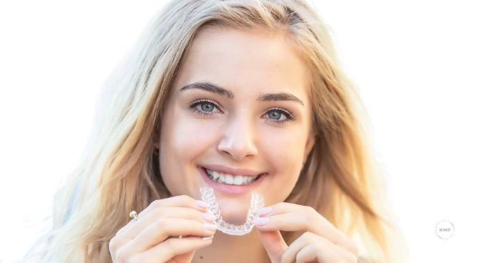 Adolescente con alineadores invisibles específicos para sus necesidades
